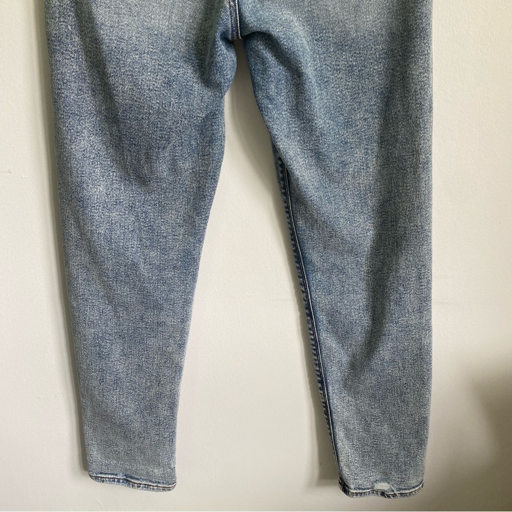 AMERICAN Eagle Stretch Mom Straight Jeans in Light Wash Denim • US 4 - Picture 8 of 14